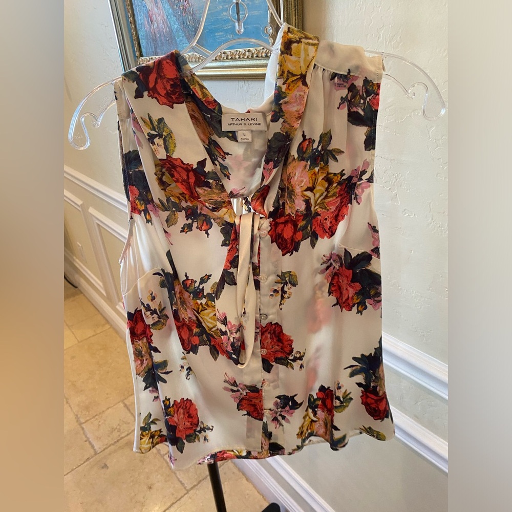 Tahari flower shell